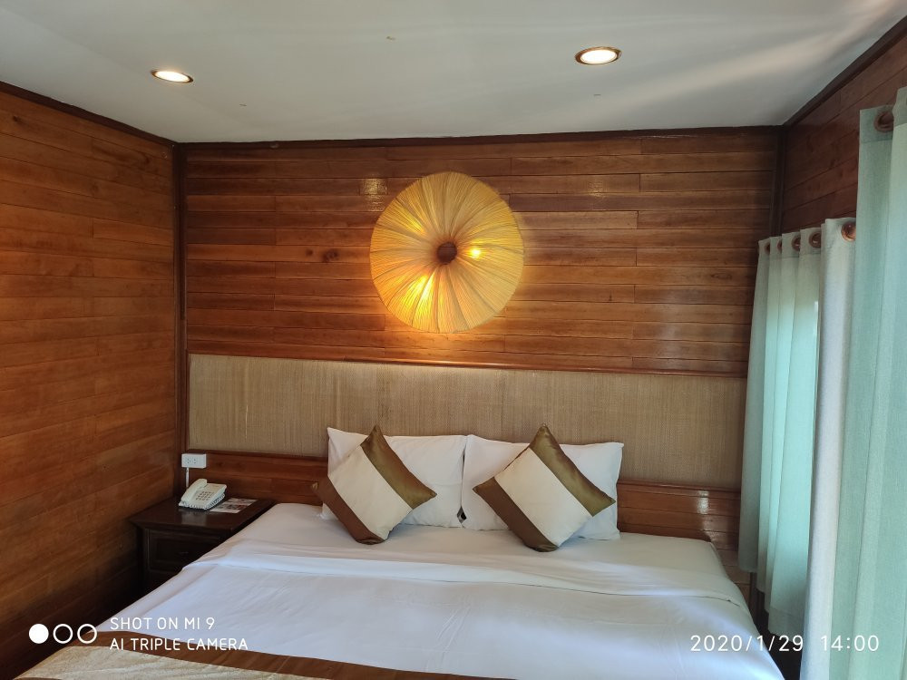 皮皮岛海滩度假酒店主图