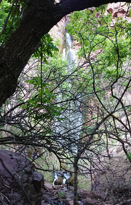 Perolniyoq Waterfall景点图片