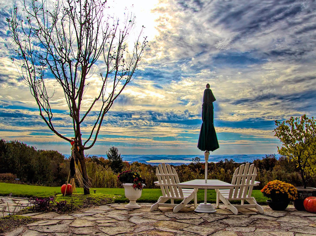 Inn At Wawanissee Point主图