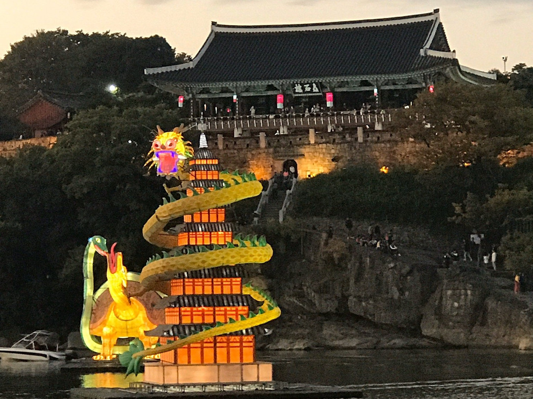 Jinju Namgang Yudeung Festival景点图片