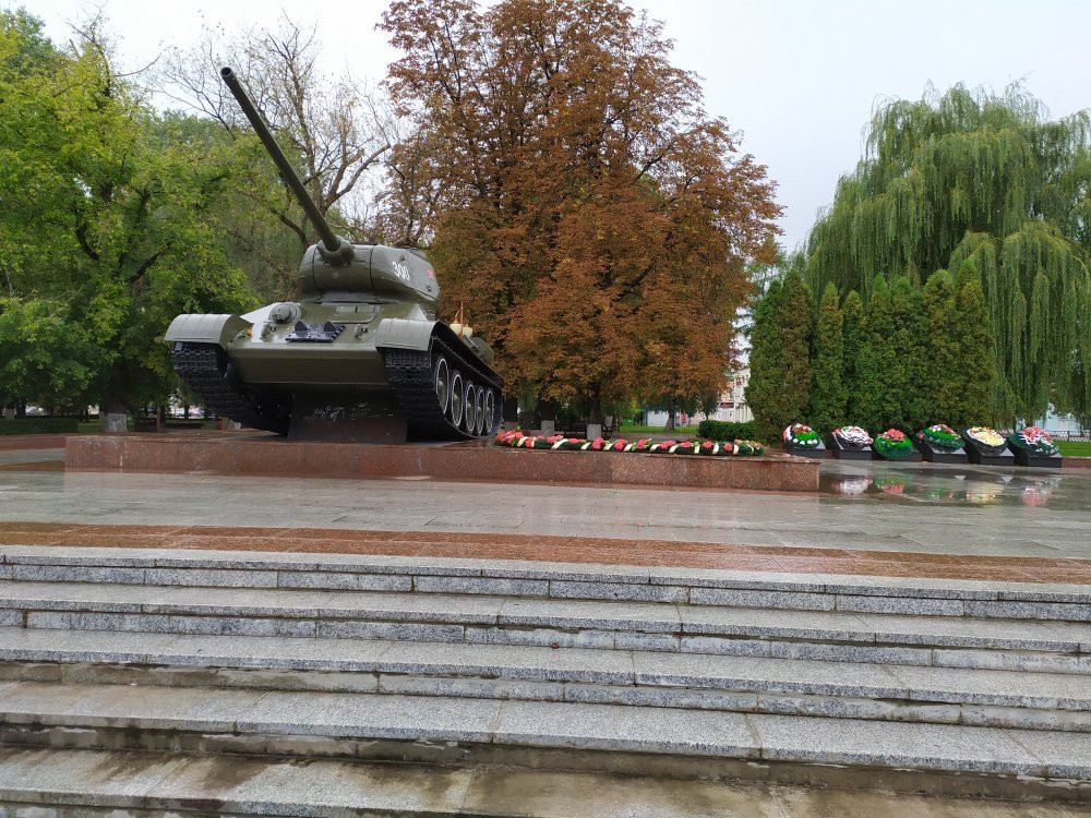 Tank Monument on the tomb of General B.S.Baharova-Bobrujsk必去景点
