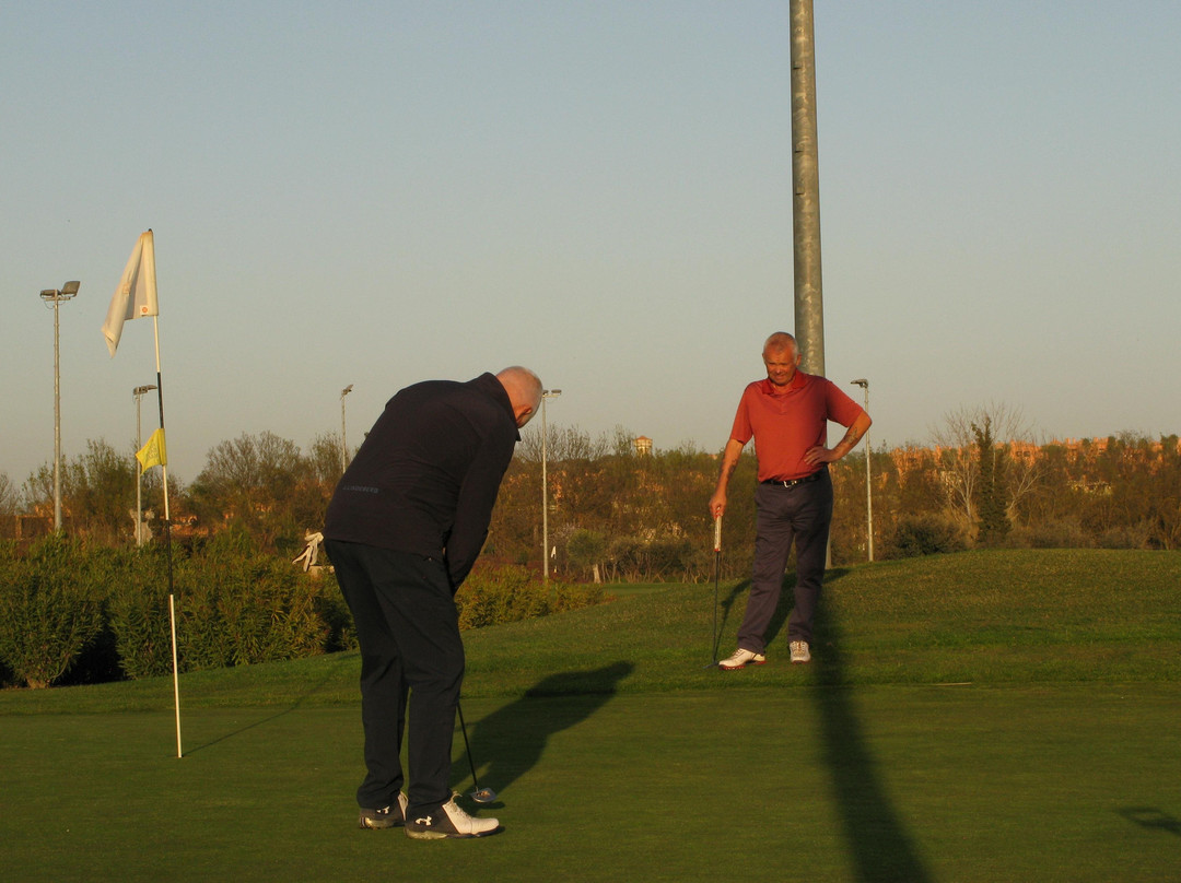 Floodlit Par 3 Golf Competition & BBQ Dinner景点图片