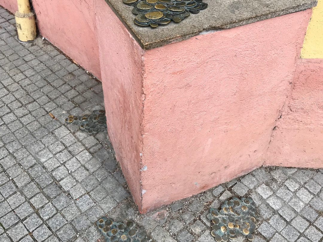 Sculpture The Pot with Money-克莱佩达必去景点