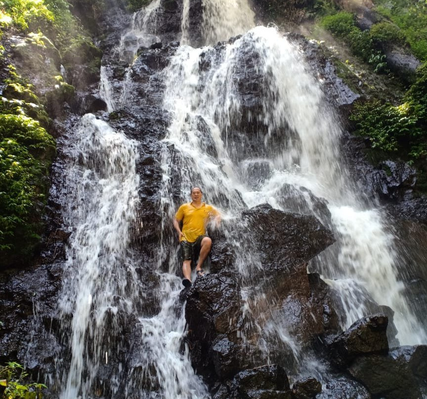 Watu Lumpang Waterfall景点图片