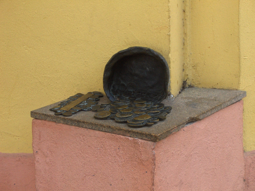 Sculpture The Pot with Money景点图片