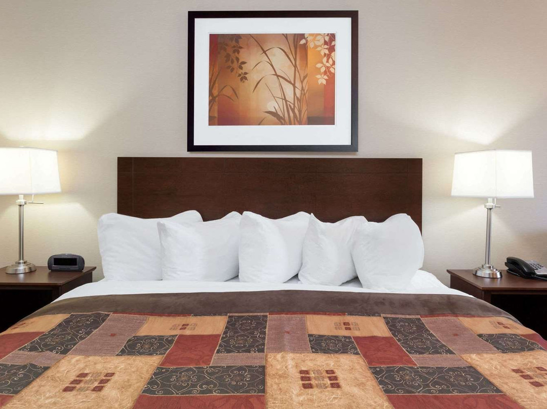 Ramada by Wyndham Weyburn主图