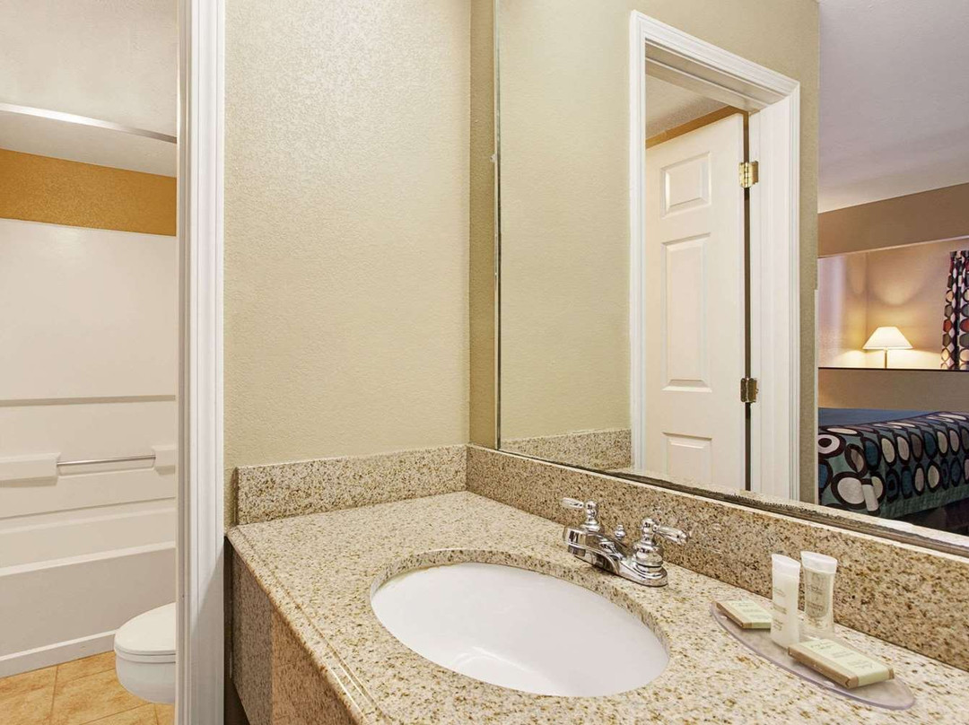 Super 8 by Wyndham Pearl/Jackson/East主图