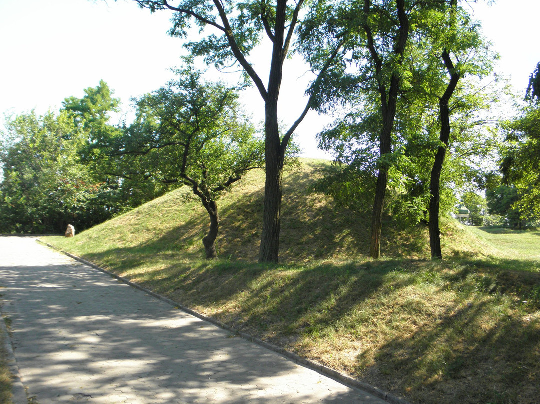 Hulbishche and Besimyaniy Burial Mounds
