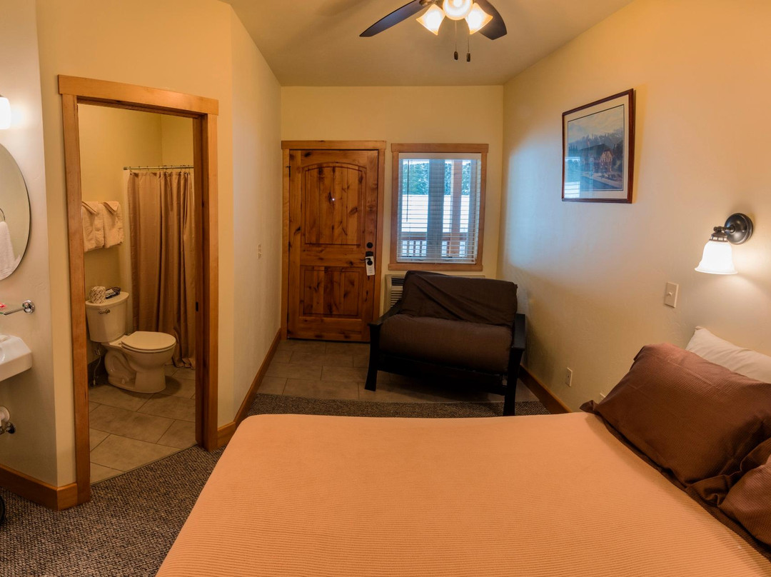 Half Way Hotel主图