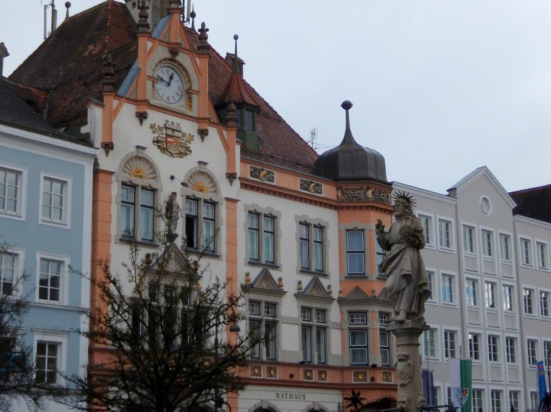 Fischbrunnen-因河畔布劳瑙必去景点