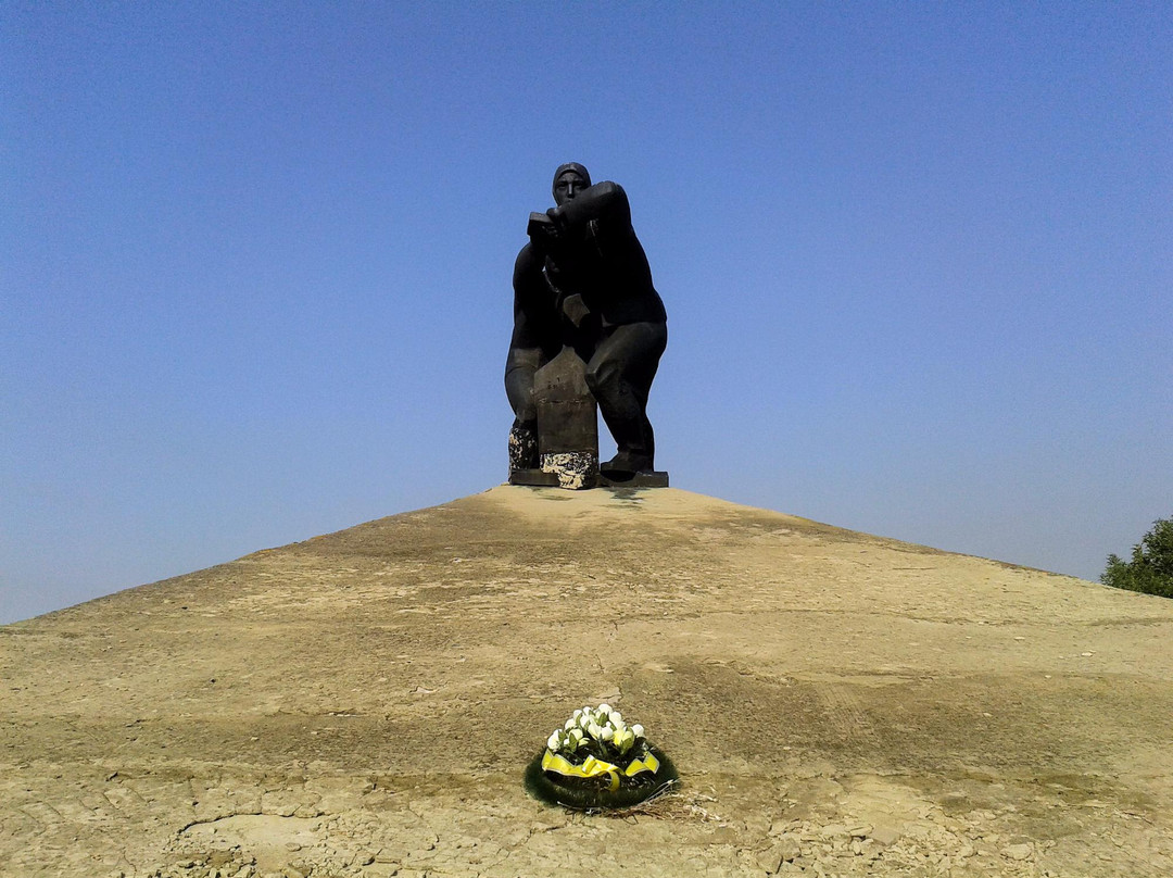 Monument to Women-Mechanic of World War II Era景点图片