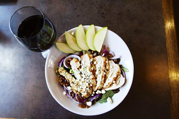 太阳河餐馆和美食-Village Bar & Grill