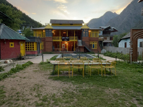 Whoopers Boutique Kasol