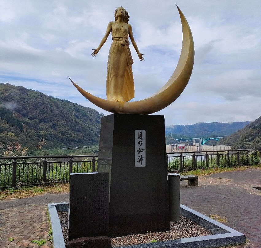 Goddess of The Moon Statue景点图片