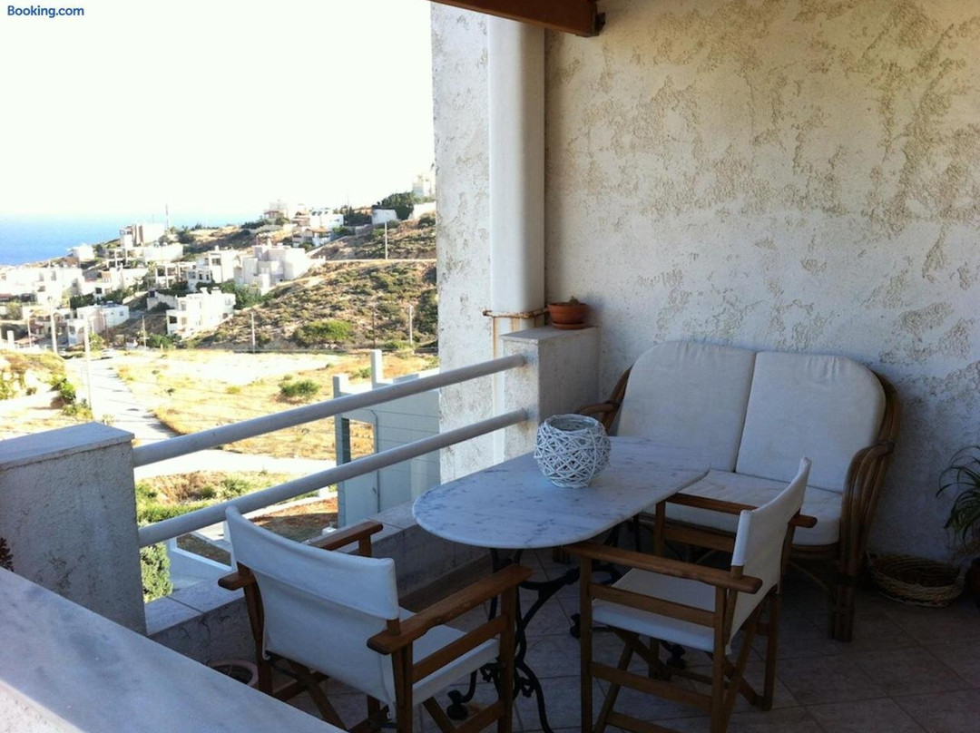 Family Apartment Ammoudi with Shared Mini-Pool