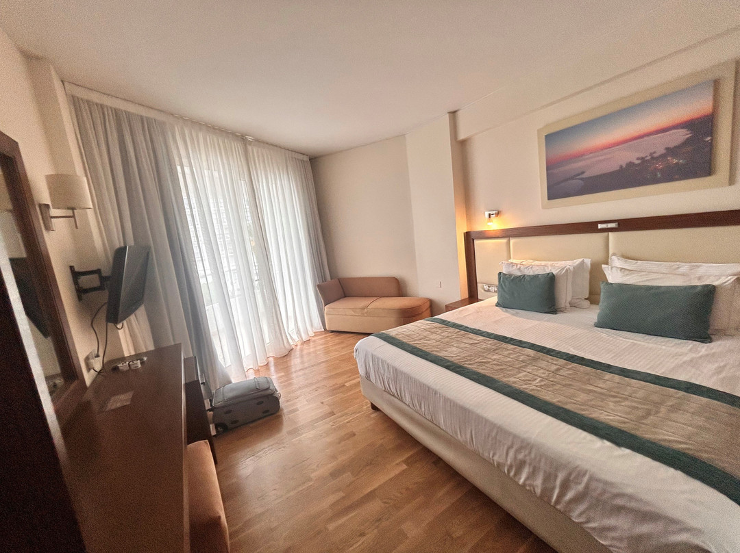 The Golden Bay Beach Hotel主图