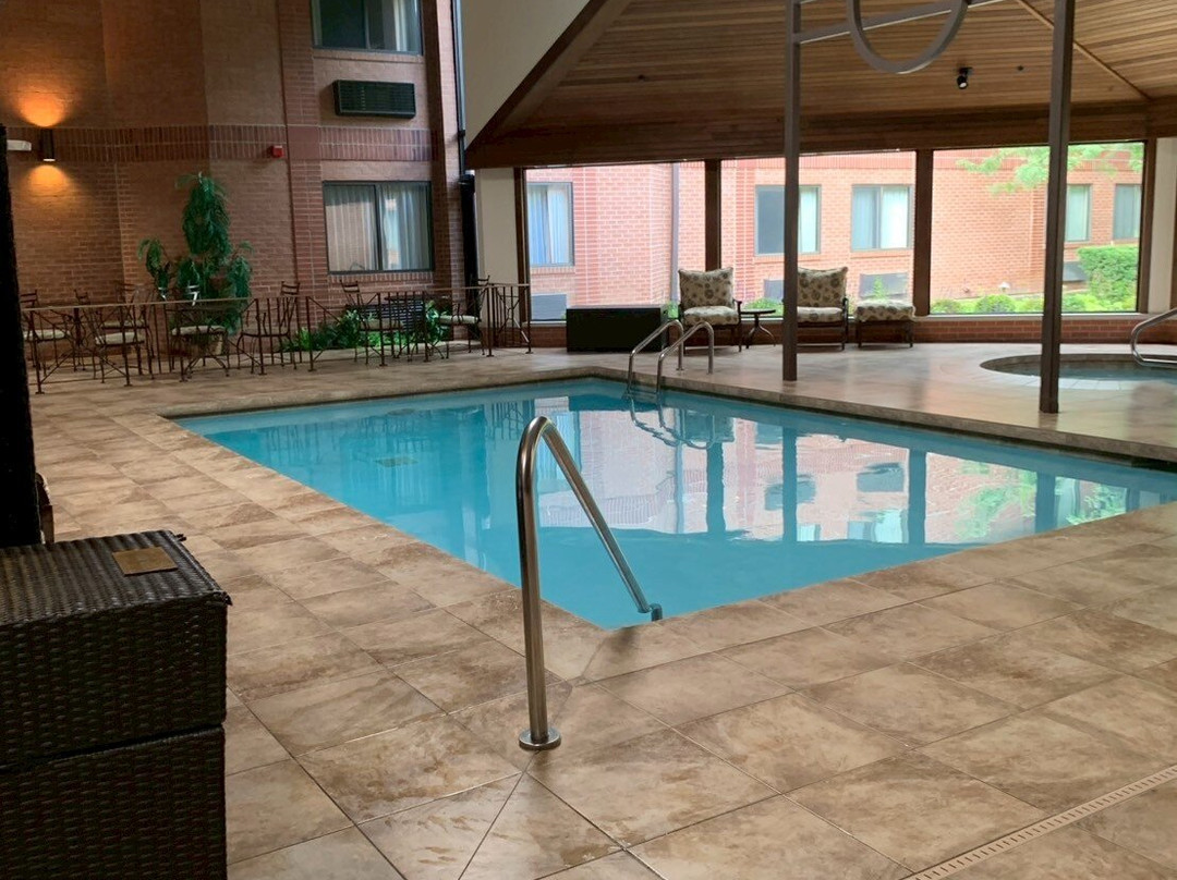 安阿伯丽晶套房酒店主图