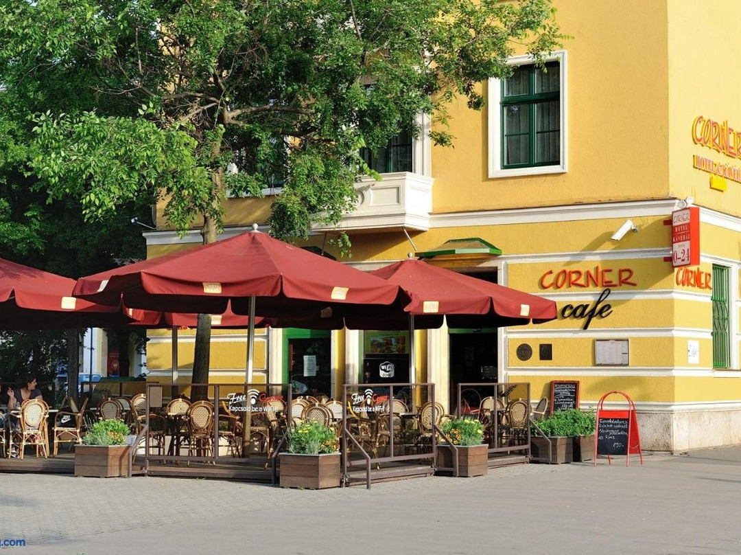 Corner Hotel & Kávéház主图