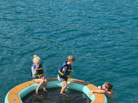 Vibin' Vi Boat Charters-East End必去景点