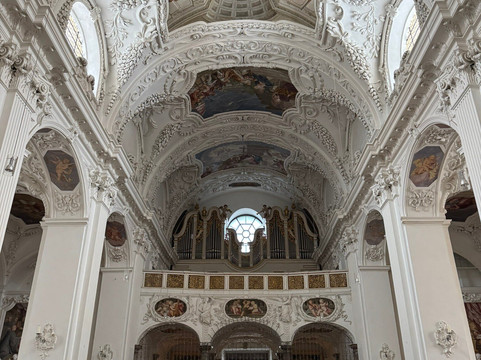 Pfarrkirche St. Quirinus-泰根塞必去景点