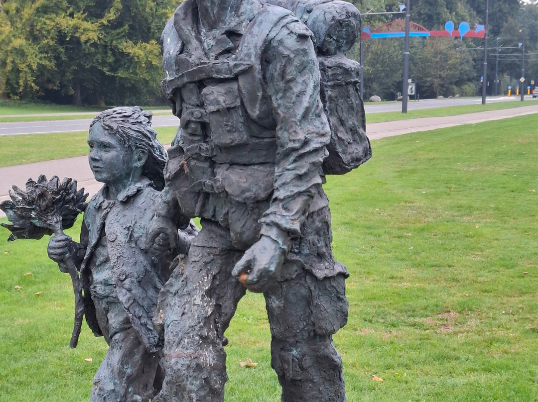 Soldaat met bloemenmeisje Monument-Oosterbeek必去景点