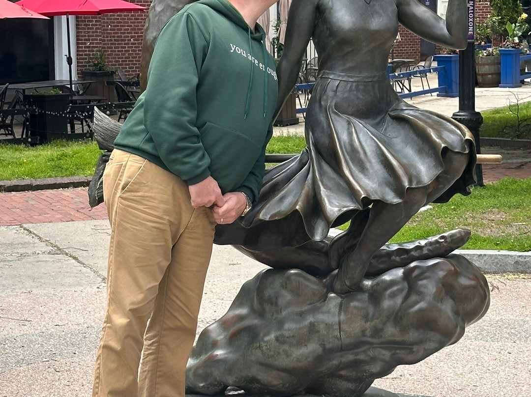 Bewitched Statue of Elizabeth Montgomery-塞勒姆必去景点