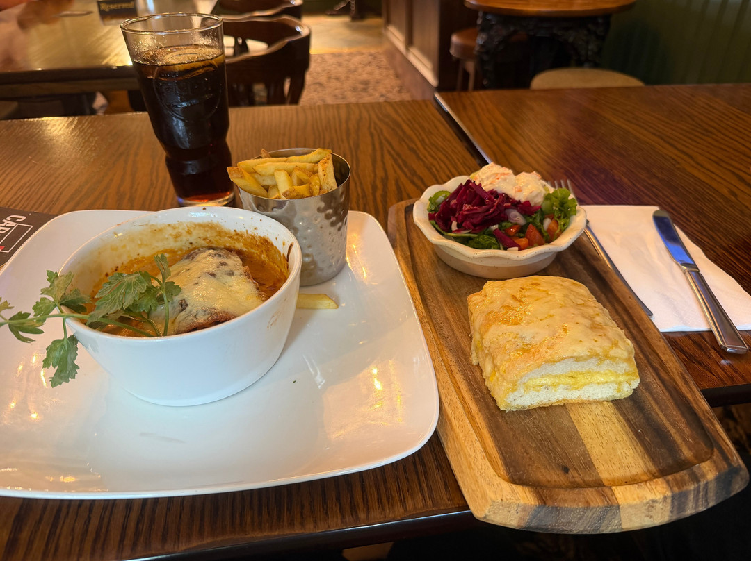 Woodlands Hotel & Pub
