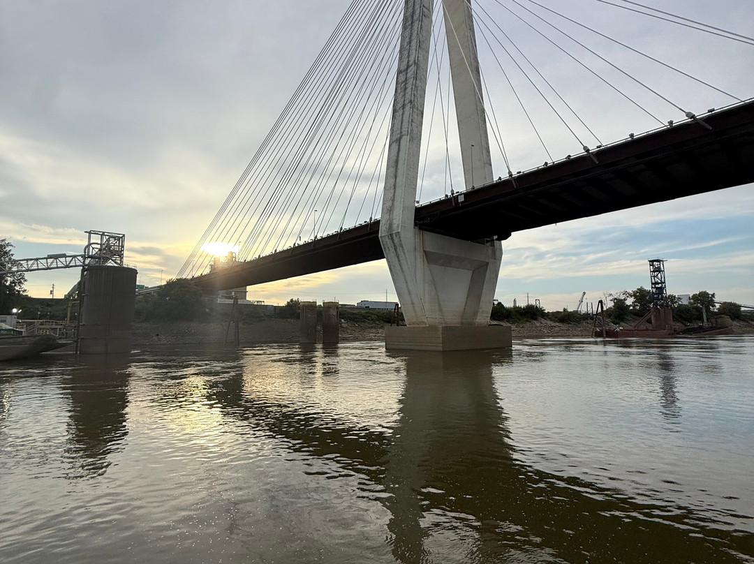 Riverboats at the Gateway Arch-圣路易斯必去景点