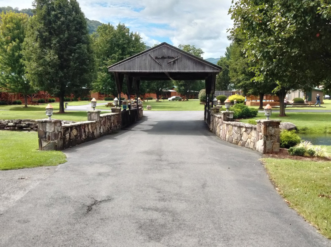 Smoke Hole Caverns & Log Cabin Resort主图