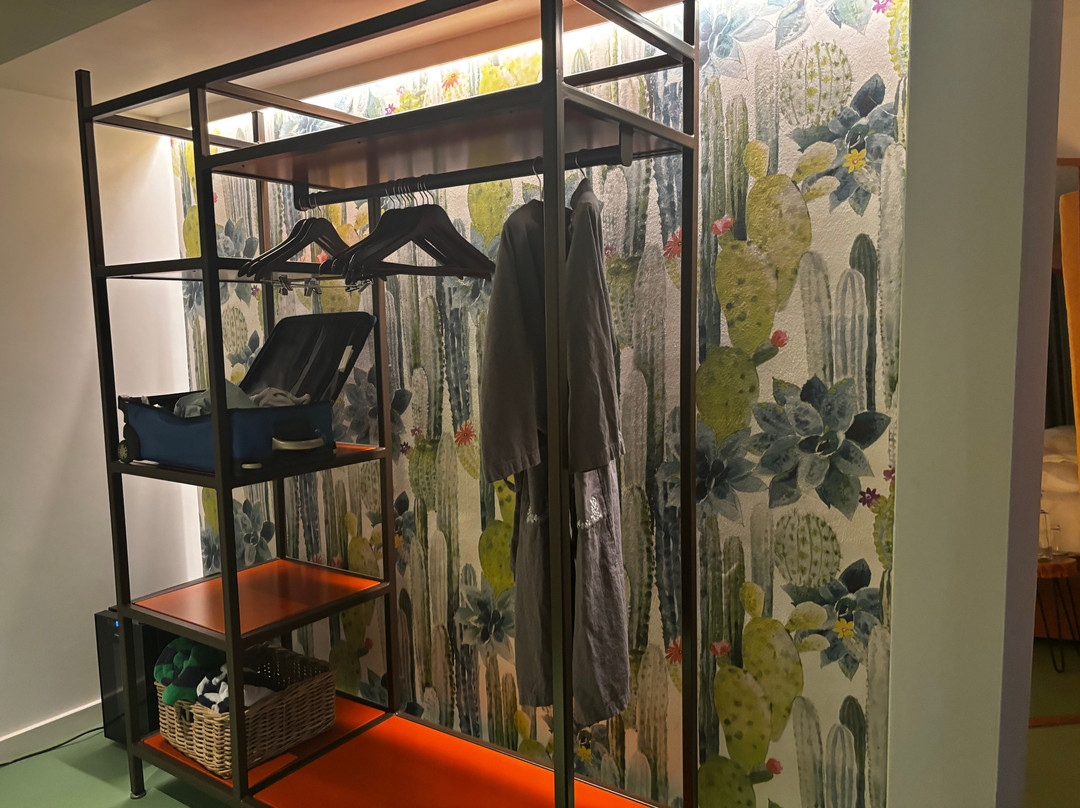 崖屋酒店主图