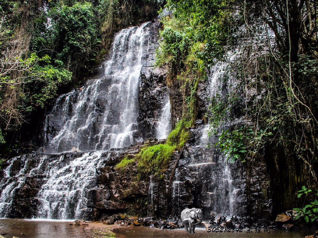 Karera Waterfalls景点图片