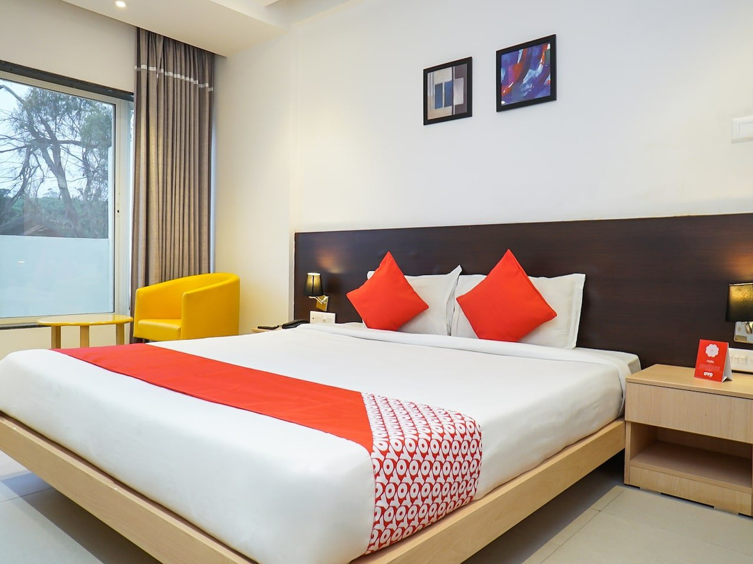 OYO 19703 Silver Crest