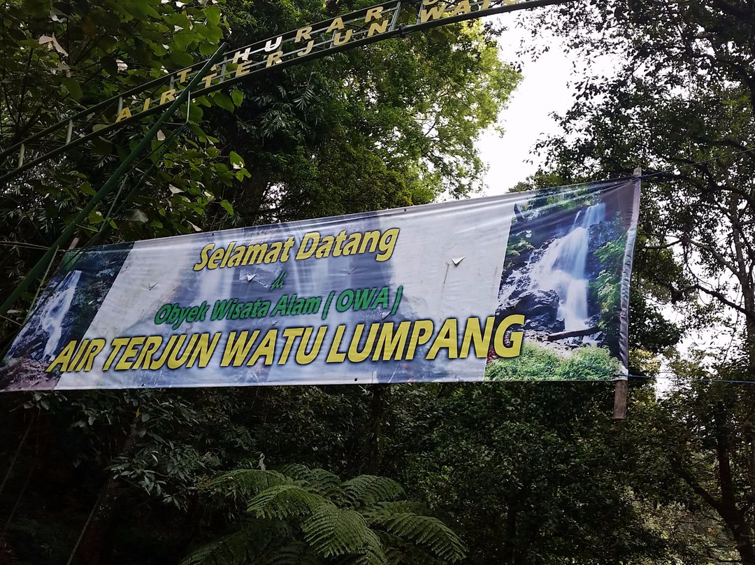 Watu Lumpang Waterfall景点图片