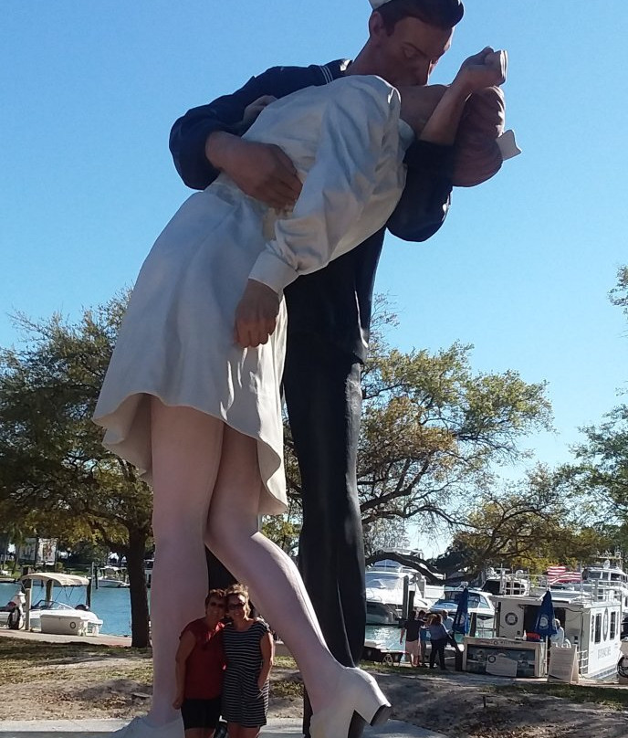 Unconditional Surrender Sculpture-萨拉索塔必去景点