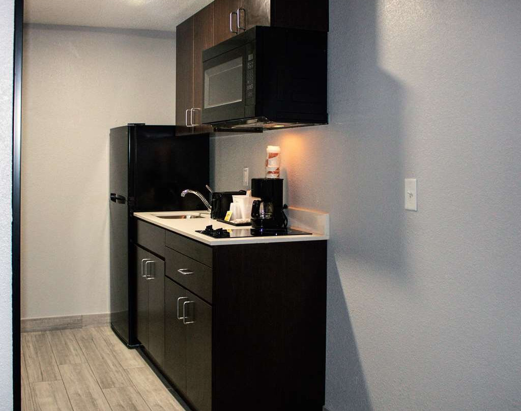 Suburban Studios Roseville-Detroit North主图