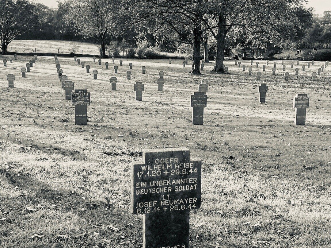 German War Cemetery景点图片