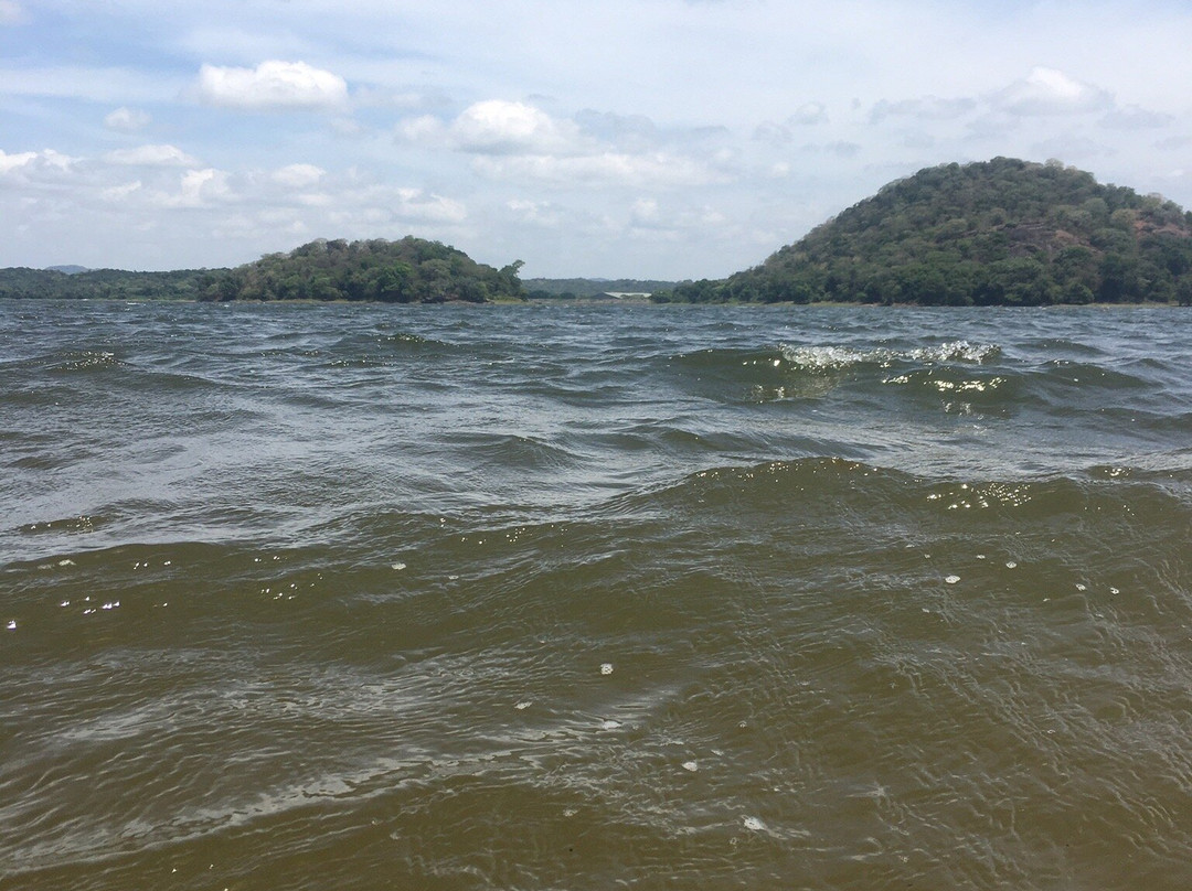 Giritale Lake景点图片