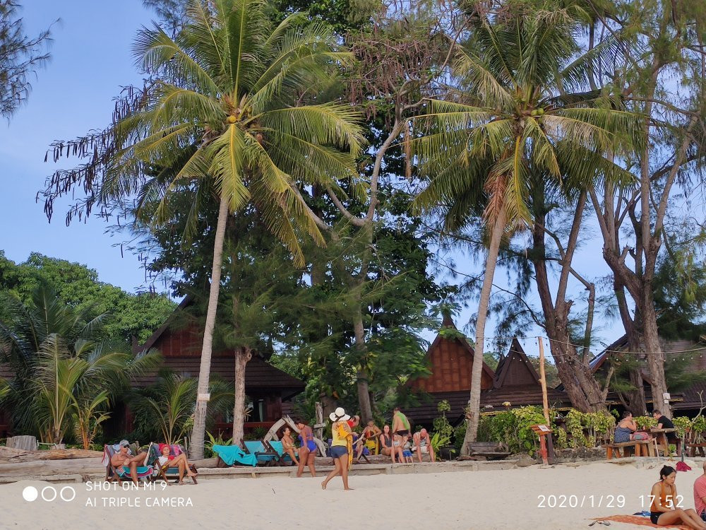 皮皮岛海滩度假酒店主图