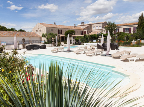 Raphele-les-Arles餐馆和美食-La Table de la Feniere