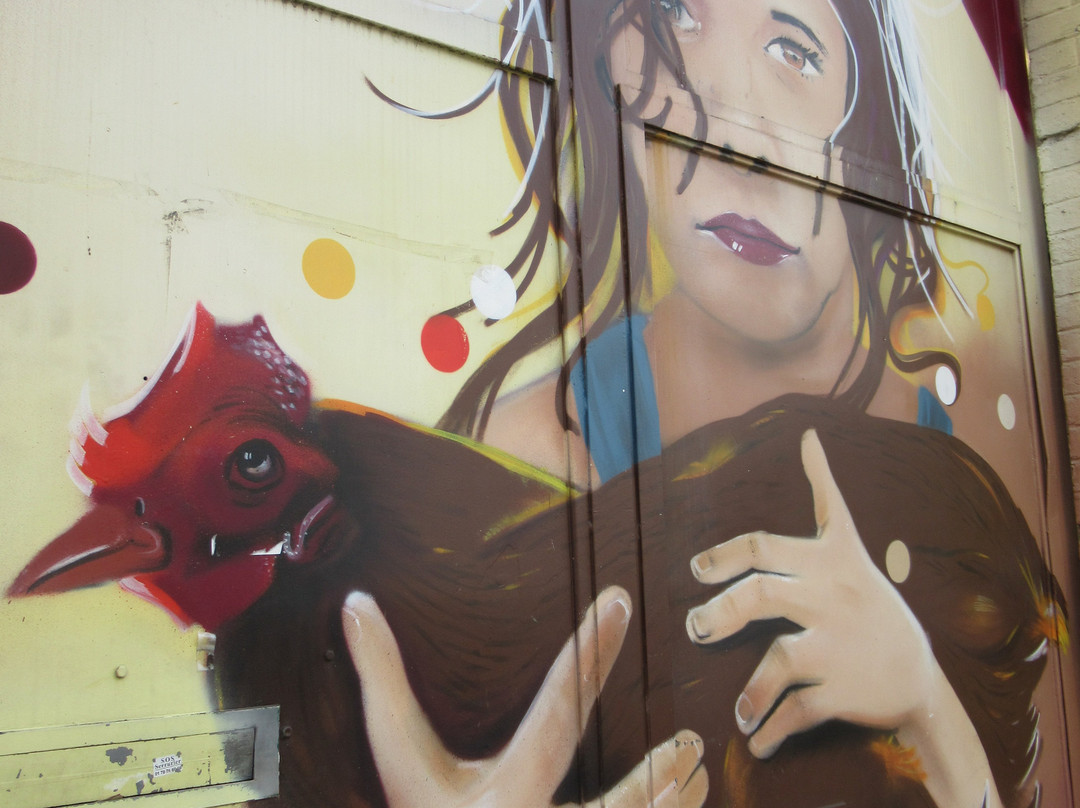 Fresque "La petite fille et la poule"景点图片