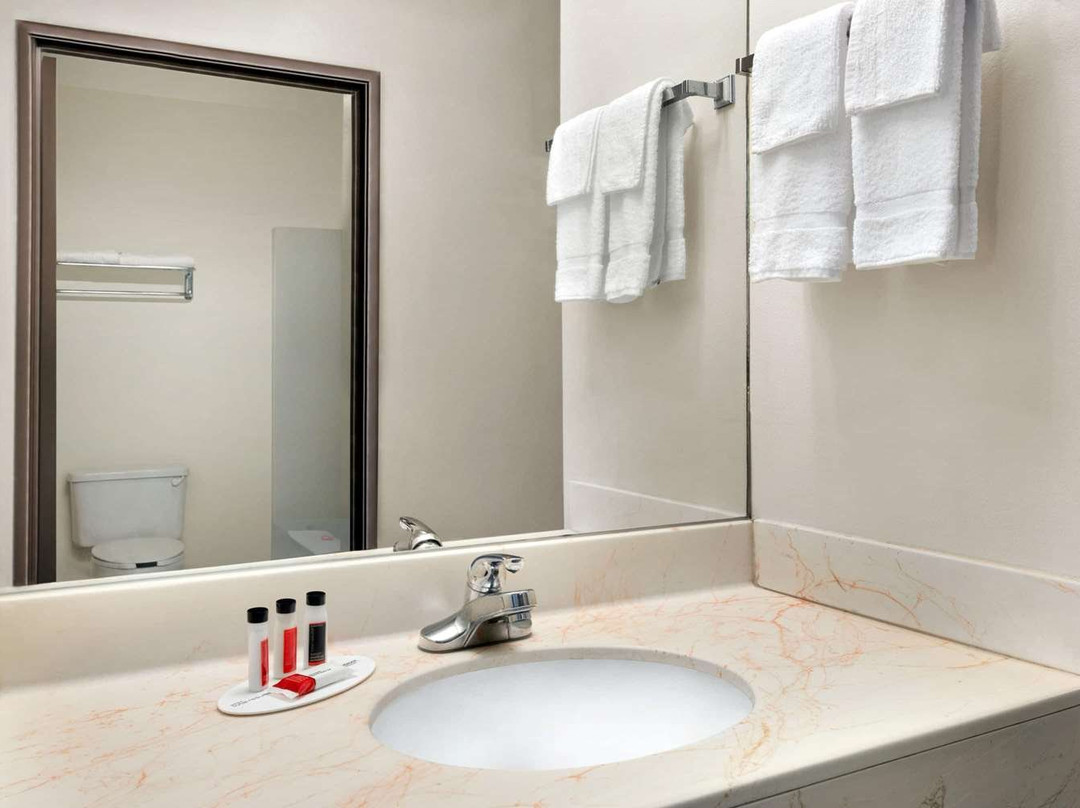 Super 8 by Wyndham Clinton主图