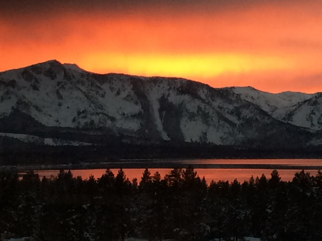 塔霍哈拉斯湖酒店主图