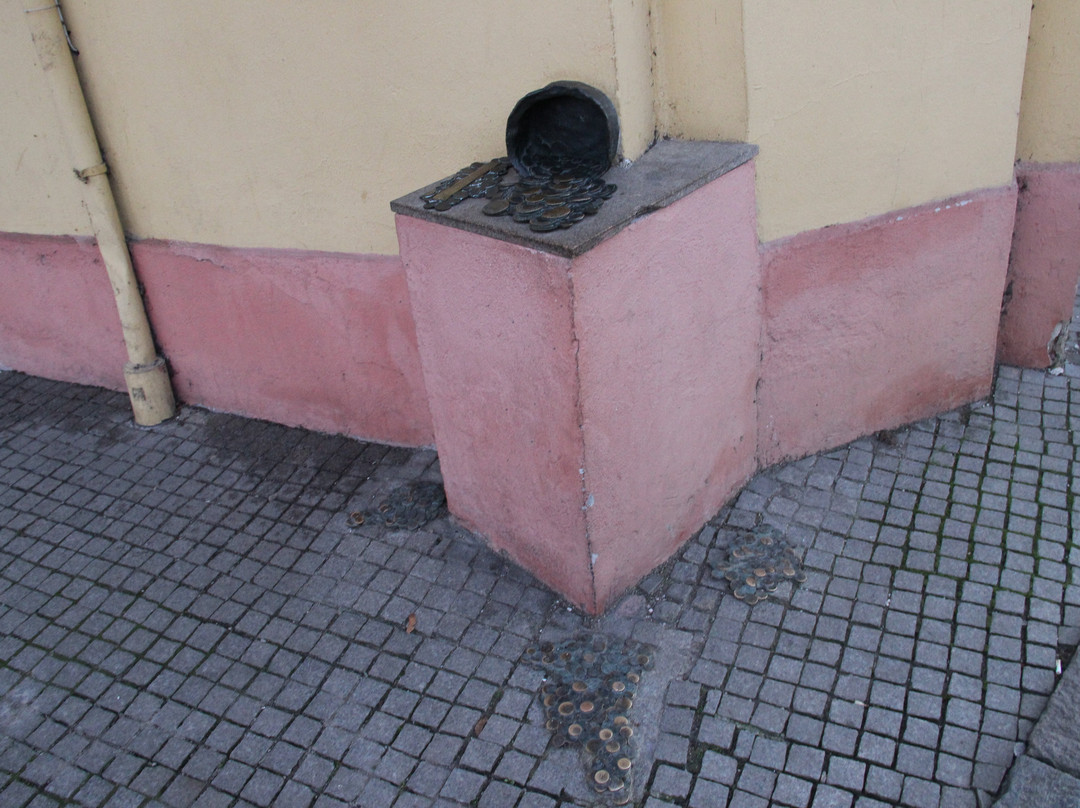 Sculpture The Pot with Money-克莱佩达必去景点