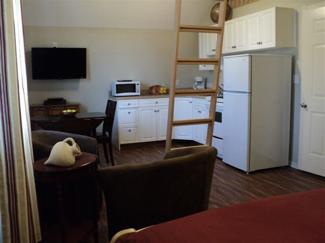 Hillside Studio Suites