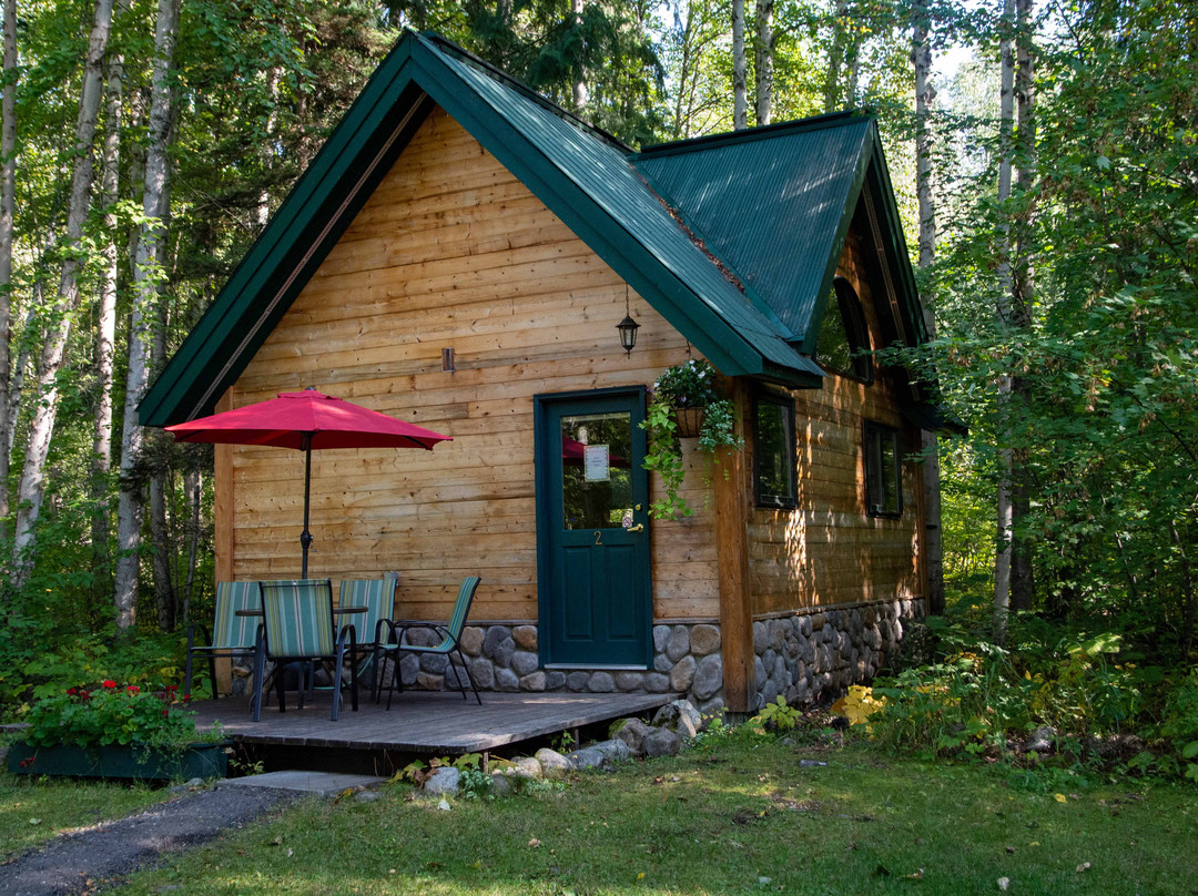 小溪对面小屋旅馆主图
