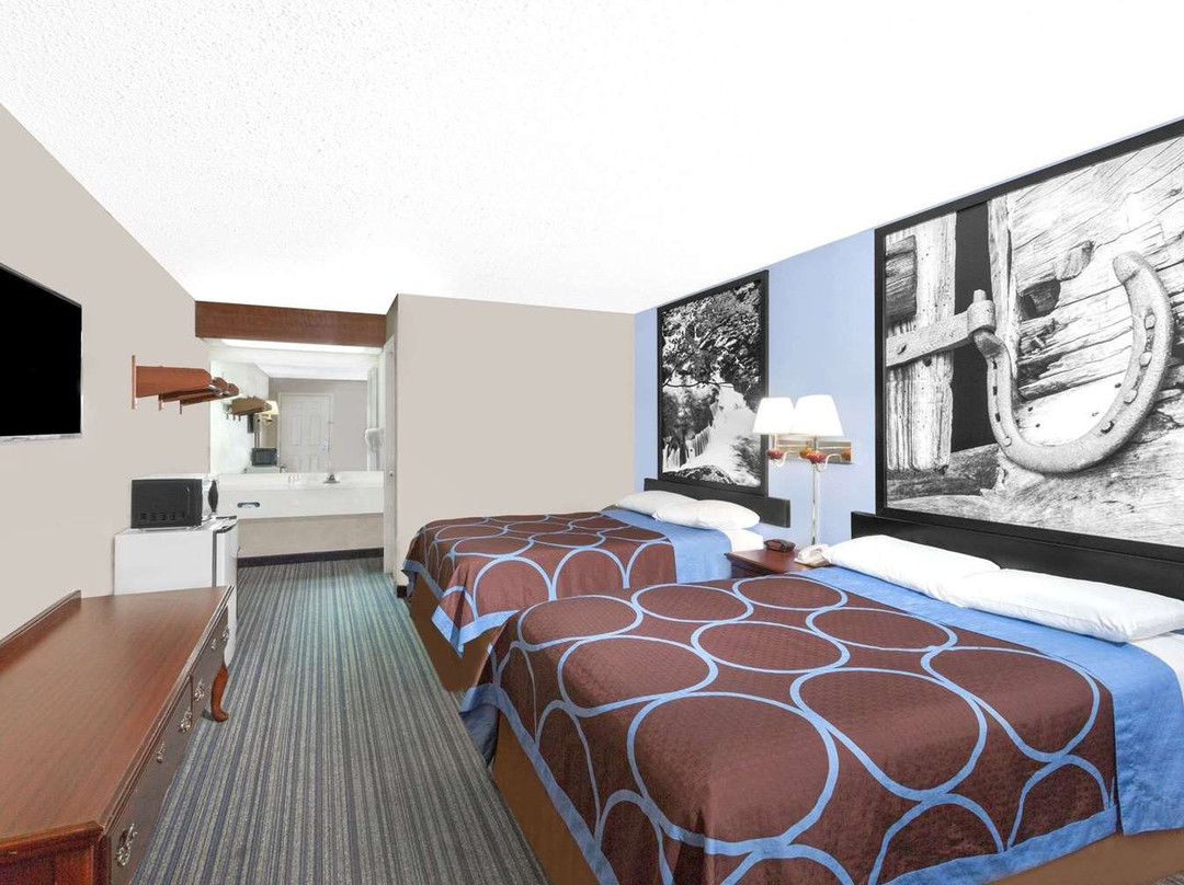 Super 8 by Wyndham Whiteville主图