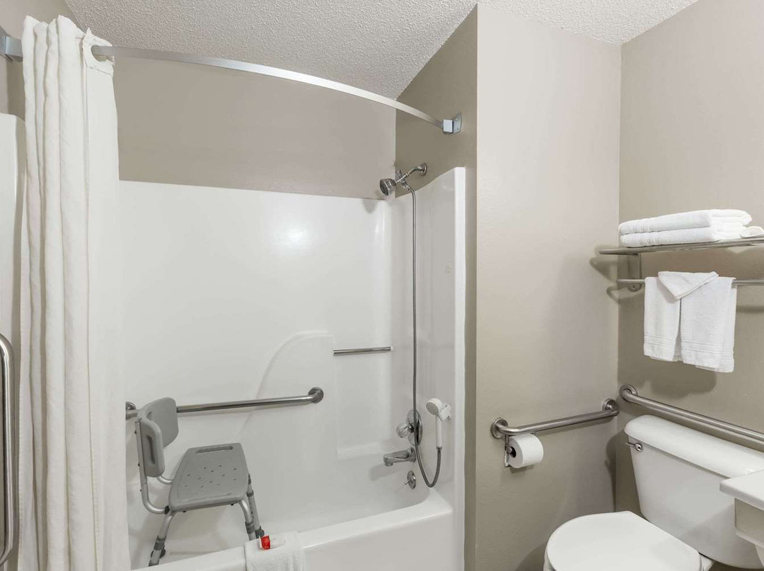 Super 8 by Wyndham Hays KS主图