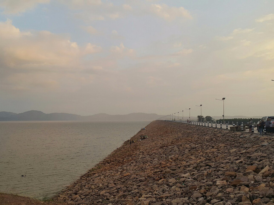 Naruebodindrachinta Reservoir景点图片