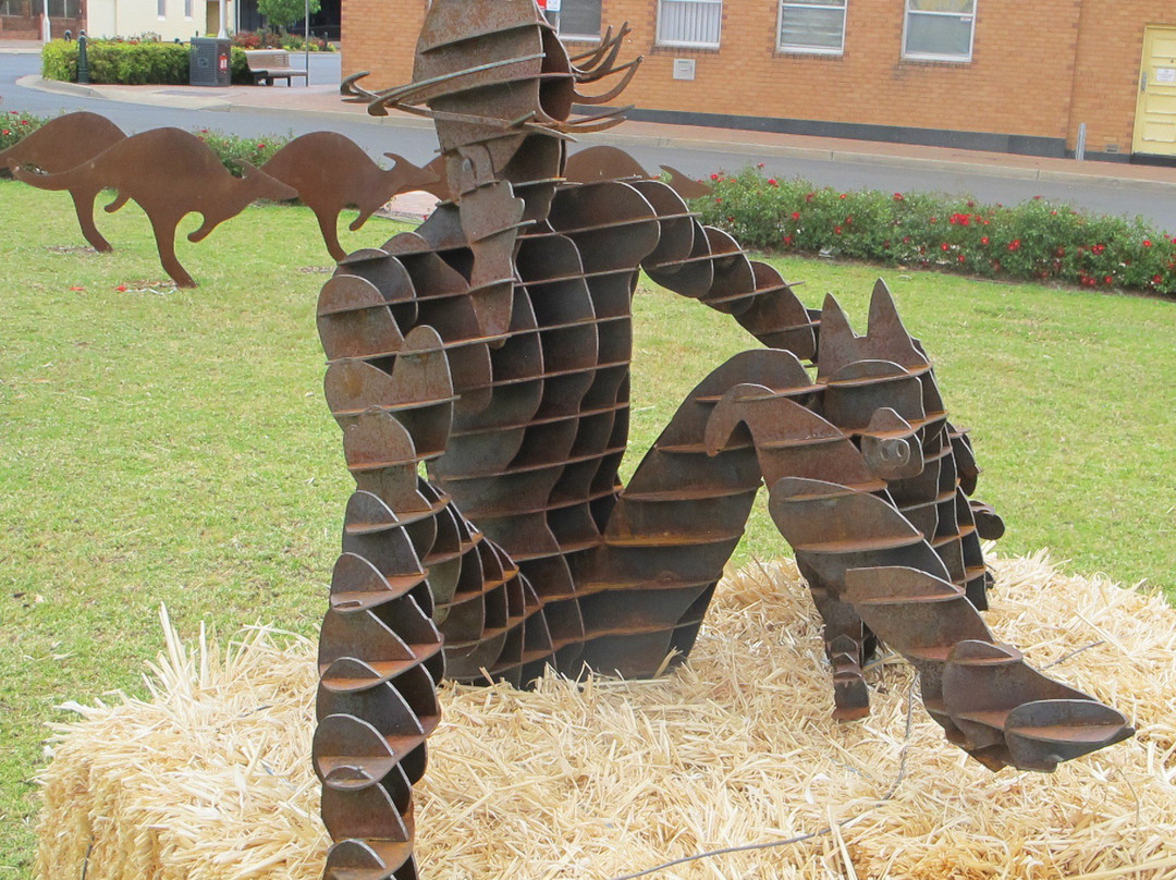 Dogman and Rabbitgirl Pyramid Sculpture景点图片