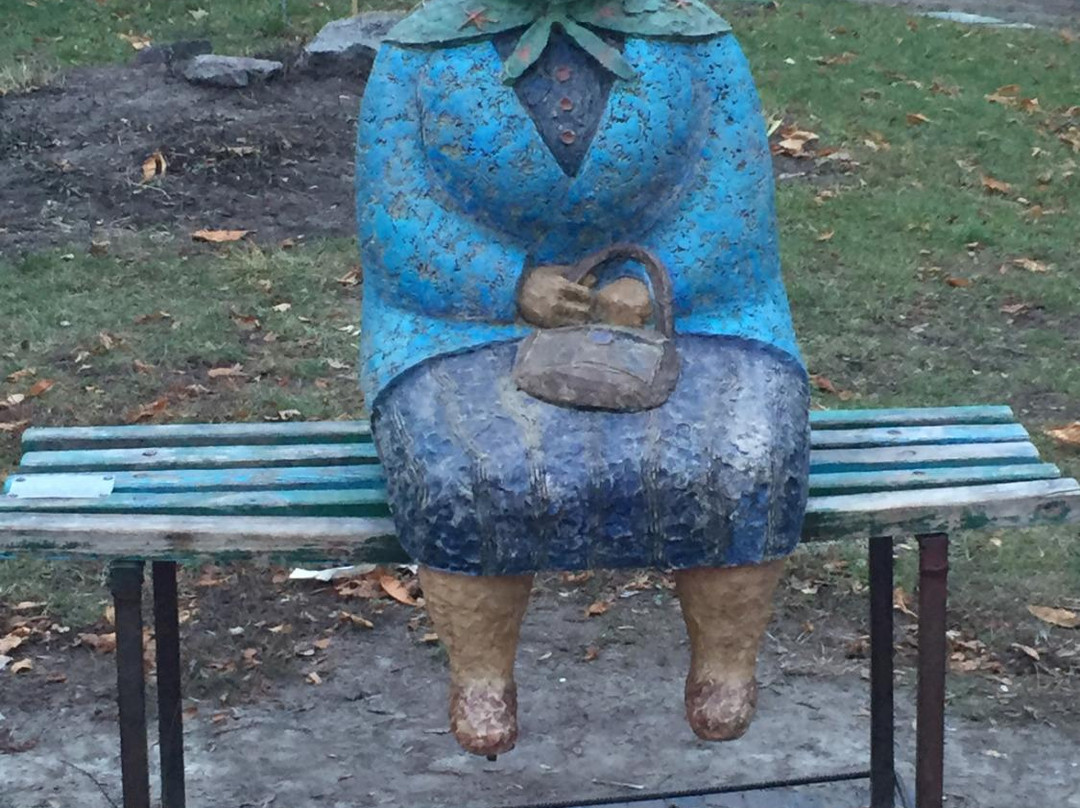 Babushka Classical Sculpture-基辅必去景点